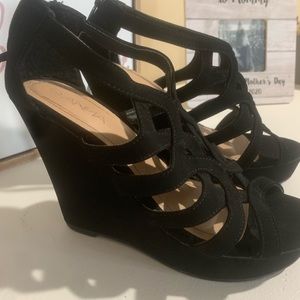 Like New 🖤 Black Wedges - size 7